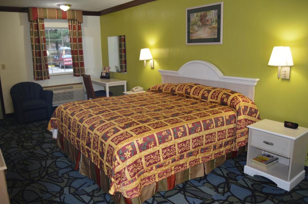 King Room - Non-Smoking interior