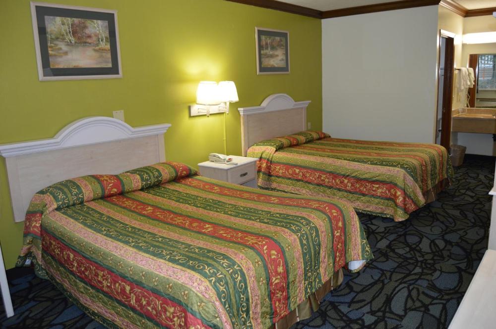 Queen Room with Two Queen Beds interior